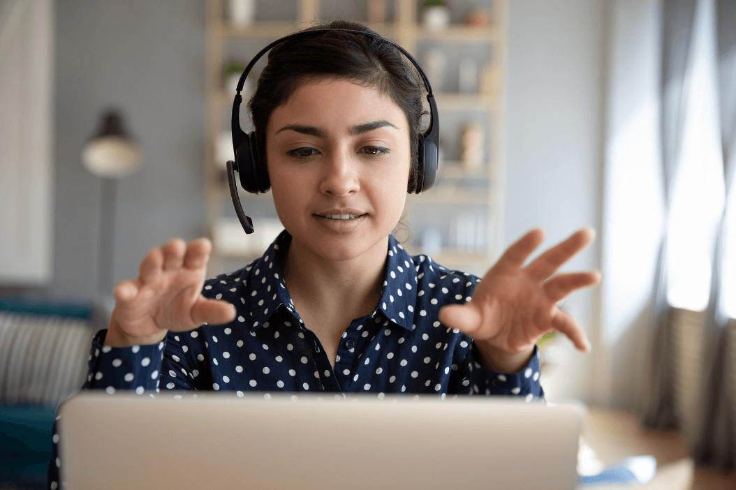 Frau mit Headset